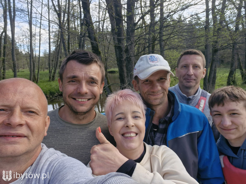 Sprzątali rzekę Bytowę z okazji Święta Konstytucji 3 Maja
