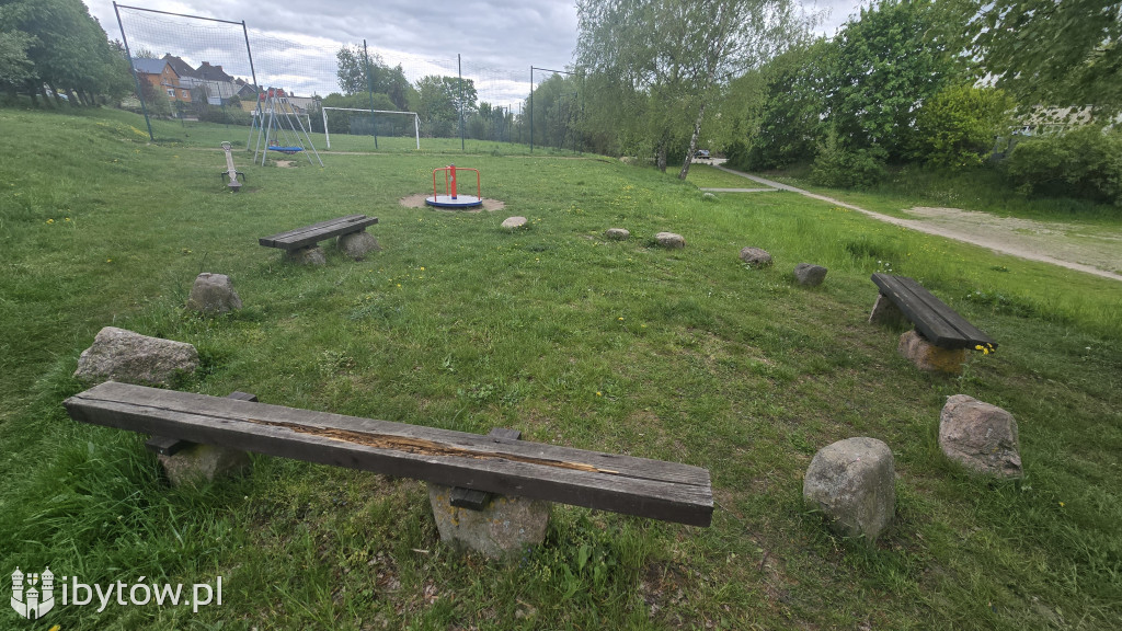 Masłowski wskazuje MANKAMENTY na placu przy ul. Niemcewicza