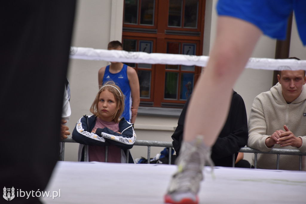 Bokserski turniej na rycerskim dziedzińcu. Był NOKAUT