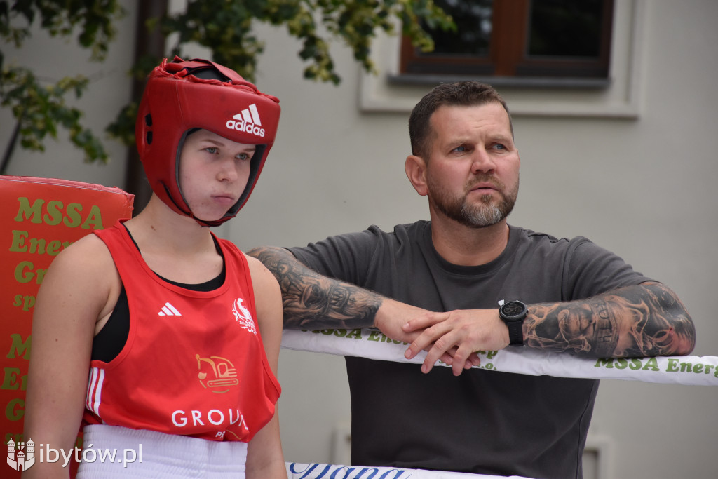 Bokserski turniej na rycerskim dziedzińcu. Był NOKAUT