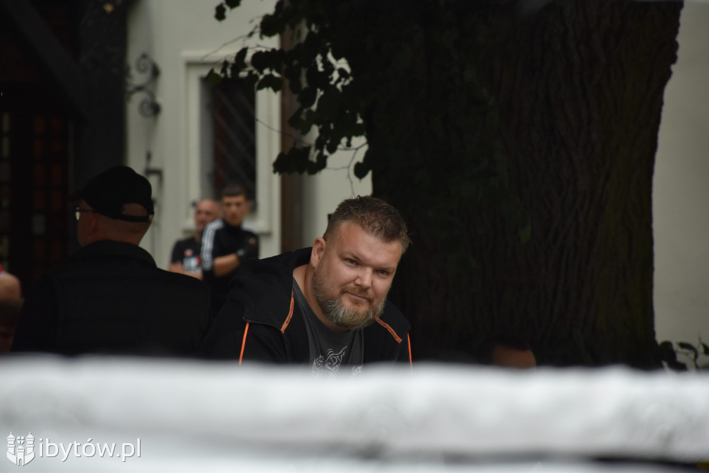 Bokserski turniej na rycerskim dziedzińcu. Był NOKAUT