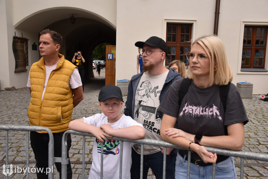Bokserski turniej na rycerskim dziedzińcu. Był NOKAUT