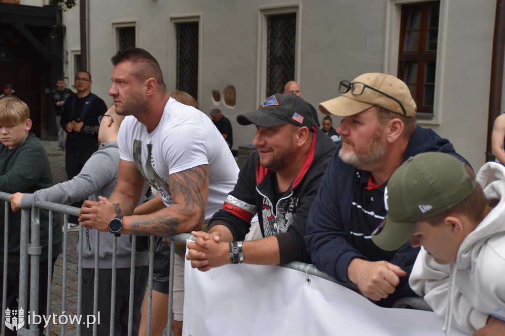 Bokserski turniej na rycerskim dziedzińcu. Był NOKAUT