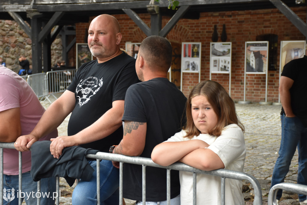 Bokserski turniej na rycerskim dziedzińcu. Był NOKAUT