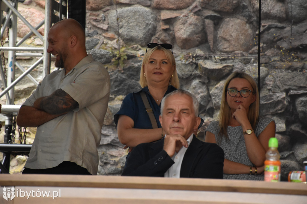 Bokserski turniej na rycerskim dziedzińcu. Był NOKAUT