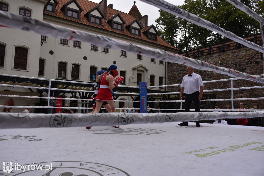 Bokserski turniej na rycerskim dziedzińcu. Był NOKAUT