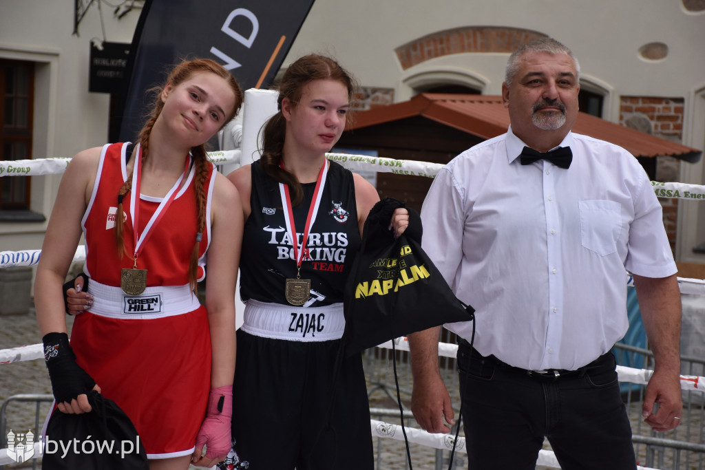 Bokserski turniej na rycerskim dziedzińcu. Był NOKAUT