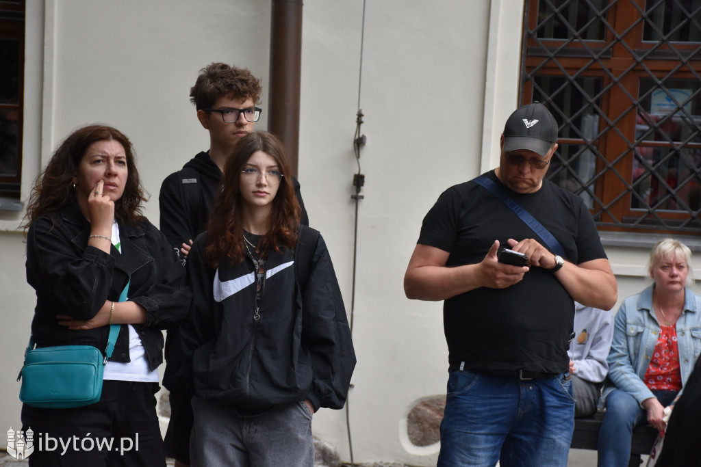 Bokserski turniej na rycerskim dziedzińcu. Był NOKAUT