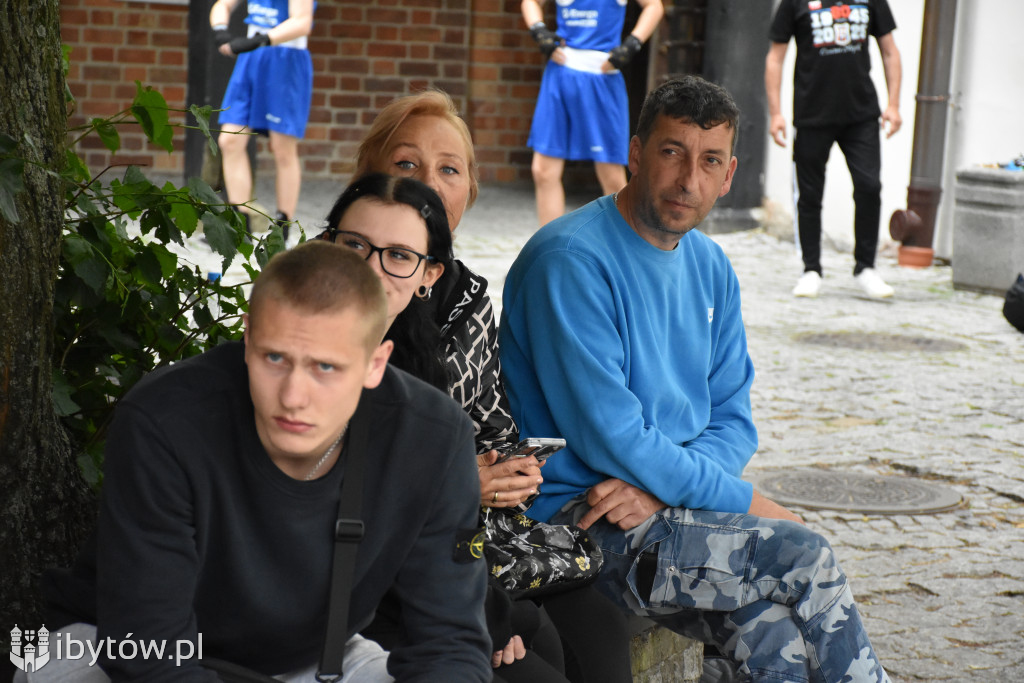 Bokserski turniej na rycerskim dziedzińcu. Był NOKAUT