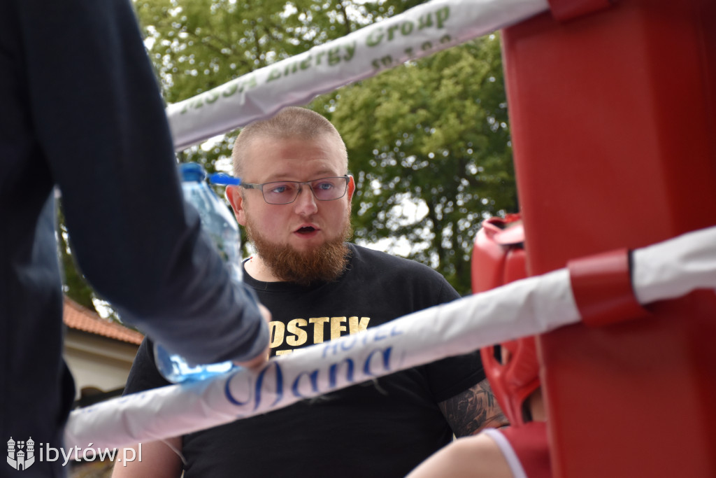 Bokserski turniej na rycerskim dziedzińcu. Był NOKAUT