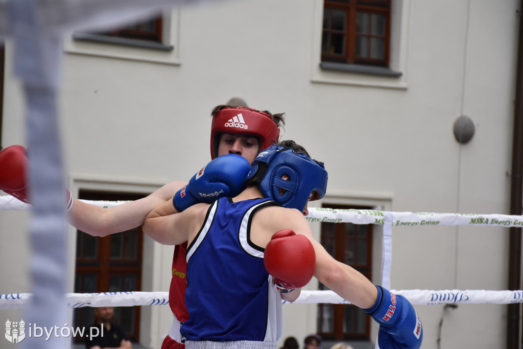 Bokserski turniej na rycerskim dziedzińcu. Był NOKAUT