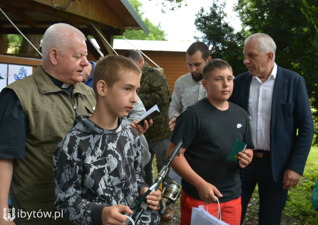NARYBEK wędkarski. Młodzi dostali darmowe wędki z kołowrotkami