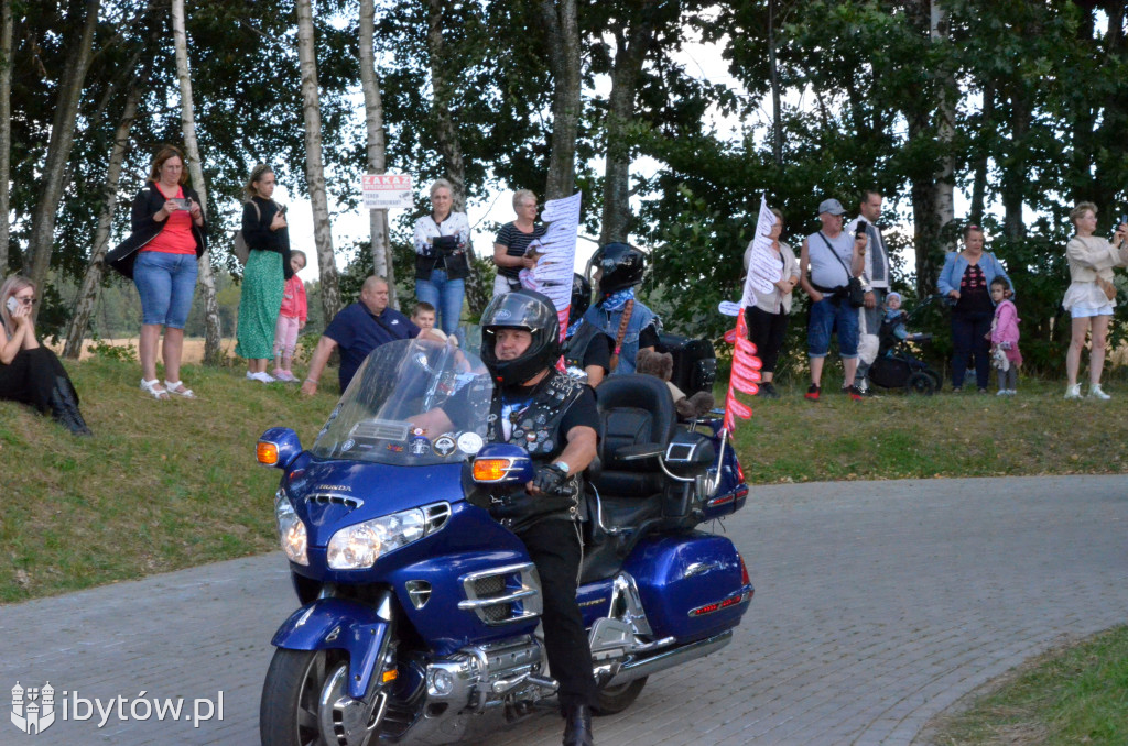 Parchowo znów przyciągnęło tłumy! Moto Folk pełen muzyki, motocykli i… pierogów z jagodami