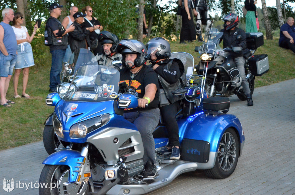 Parchowo znów przyciągnęło tłumy! Moto Folk pełen muzyki, motocykli i… pierogów z jagodami