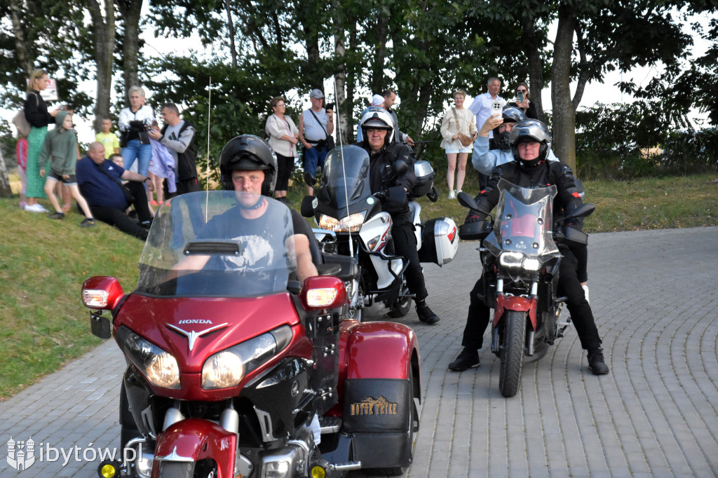 Parchowo znów przyciągnęło tłumy! Moto Folk pełen muzyki, motocykli i… pierogów z jagodami