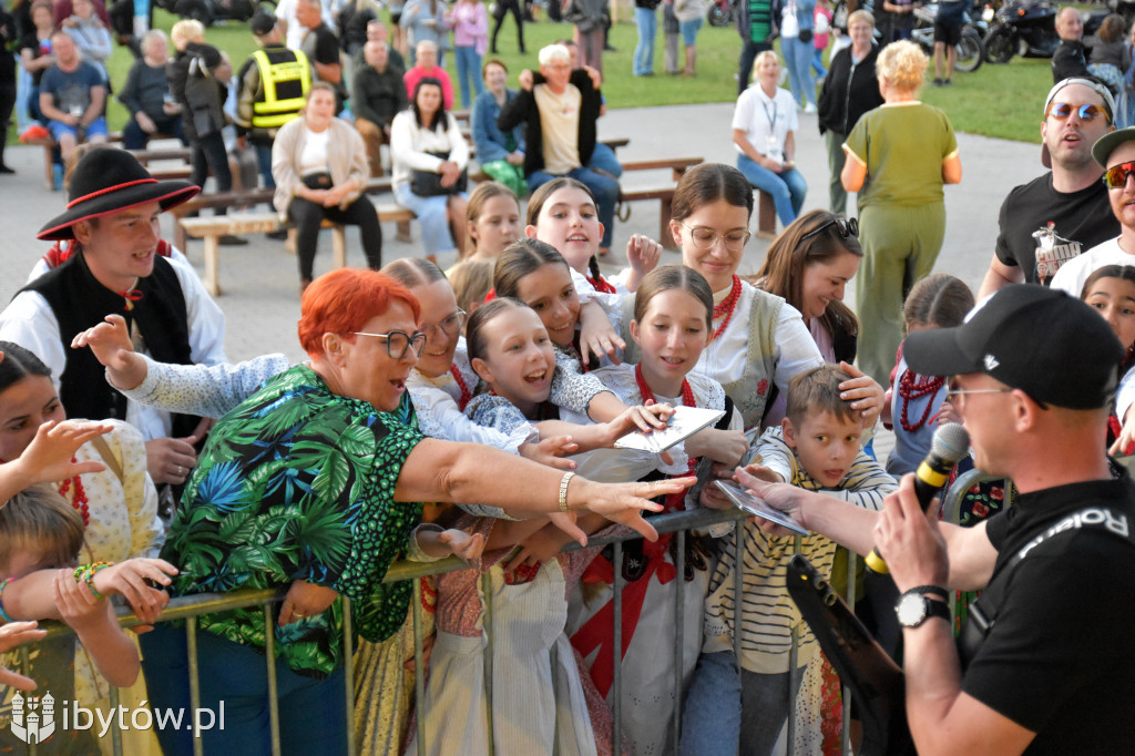 Parchowo znów przyciągnęło tłumy! Moto Folk pełen muzyki, motocykli i… pierogów z jagodami