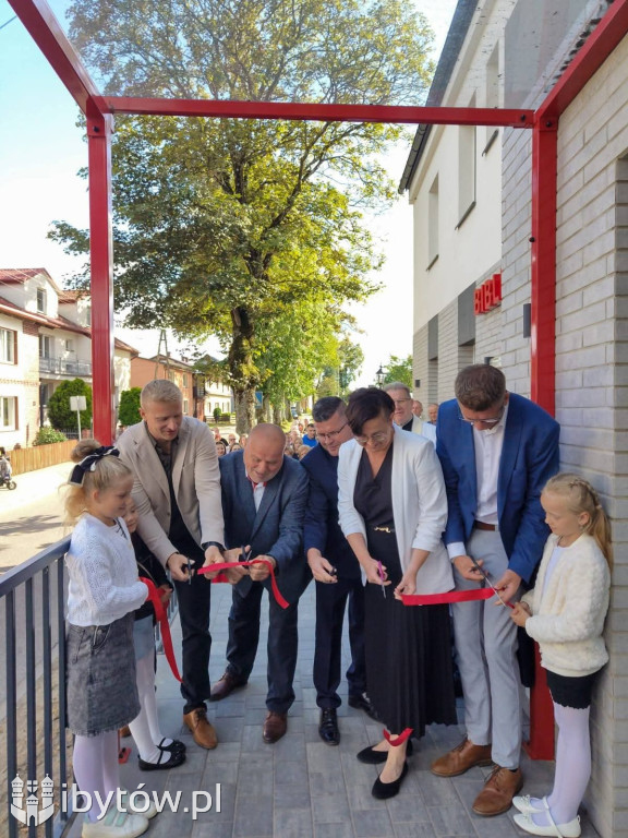 Świetlica jak MALOWANA. Jest też NOWA biblioteka w Brzeźnie