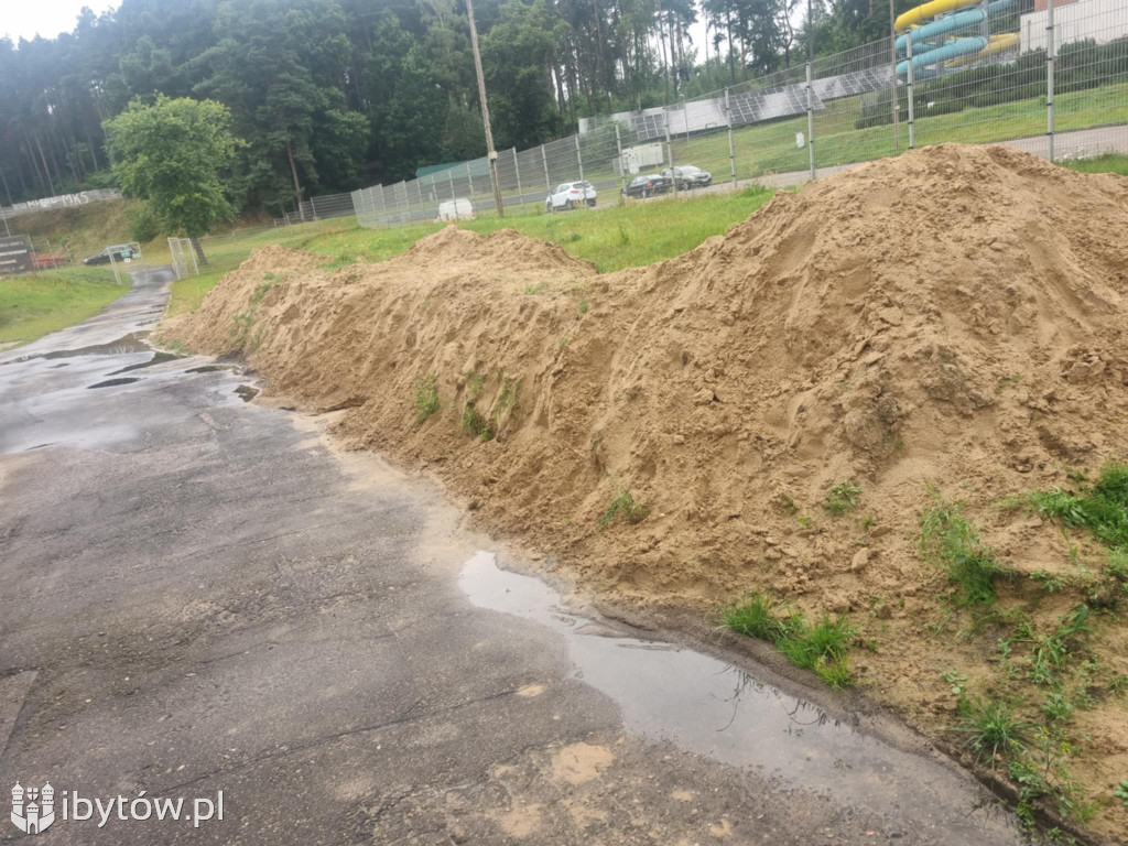 SKANDAL na boisku w Bytowie. Domżalski wypiaskował murawę… KAMIENIAMI