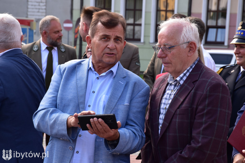 KONIEC służby Polsce Ludowej. Strażacy mają nowy sztandar