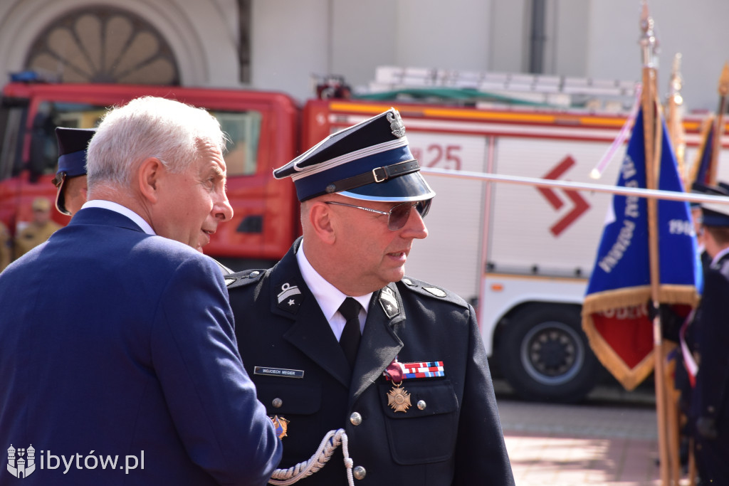 KONIEC służby Polsce Ludowej. Strażacy mają nowy sztandar