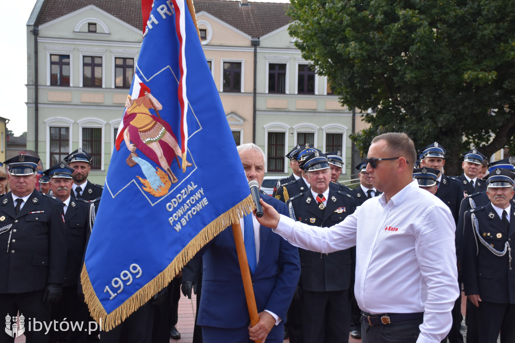 KONIEC służby Polsce Ludowej. Strażacy mają nowy sztandar
