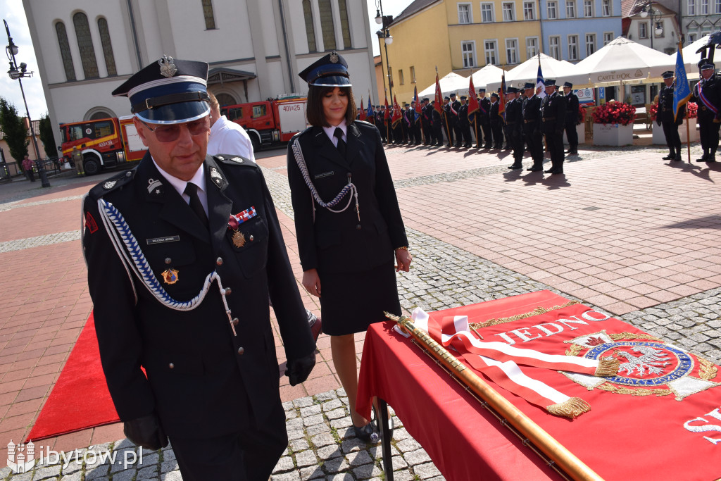 KONIEC służby Polsce Ludowej. Strażacy mają nowy sztandar