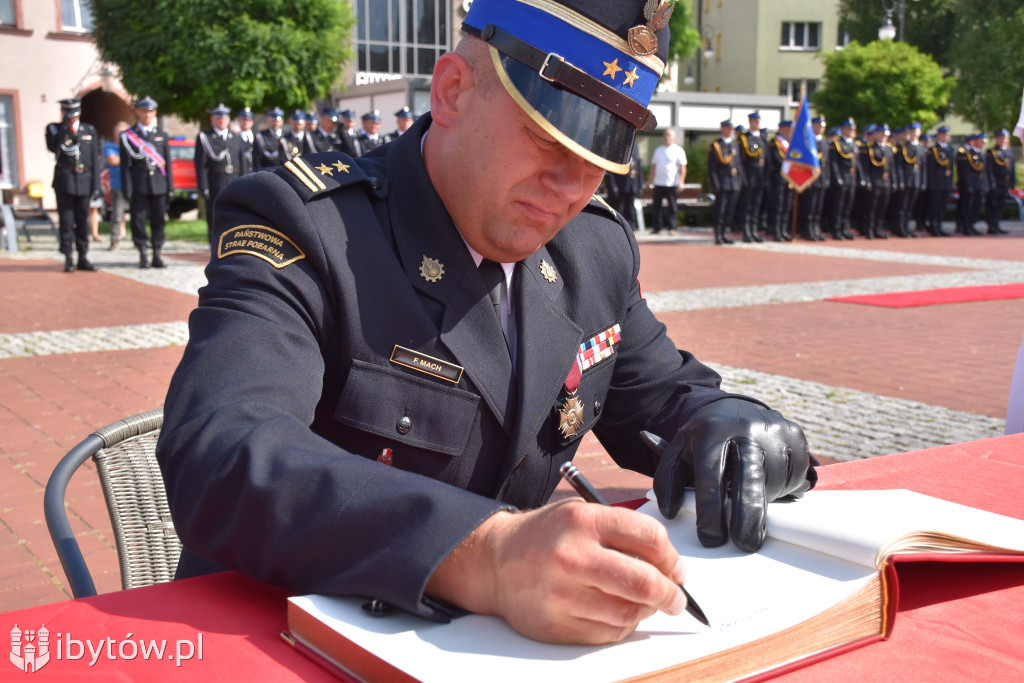 KONIEC służby Polsce Ludowej. Strażacy mają nowy sztandar