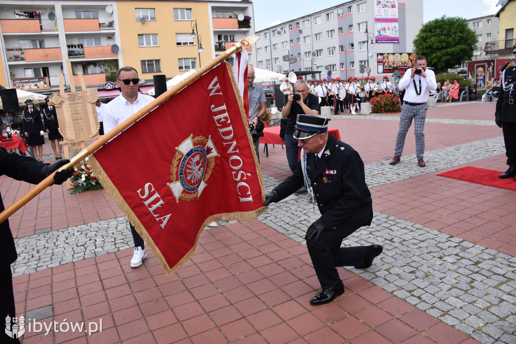 KONIEC służby Polsce Ludowej. Strażacy mają nowy sztandar