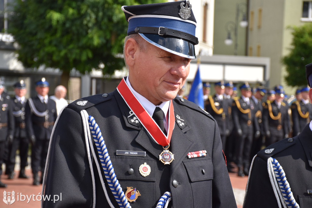 KONIEC służby Polsce Ludowej. Strażacy mają nowy sztandar