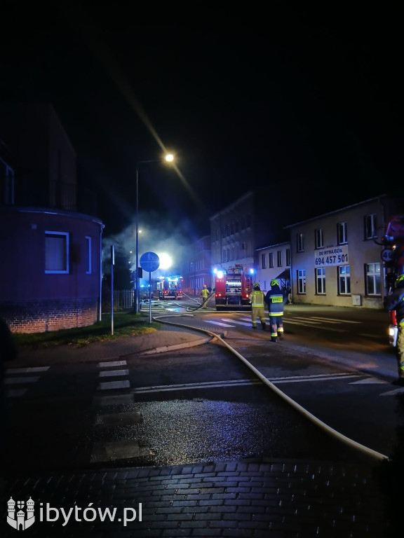 Wieczorny POŻAR na ulicy Prostej w Bytowie