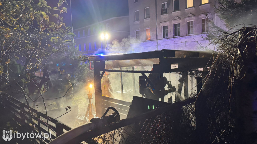 Wieczorny POŻAR na ulicy Prostej w Bytowie