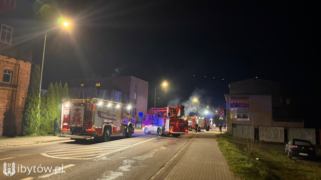 Wieczorny POŻAR na ulicy Prostej w Bytowie