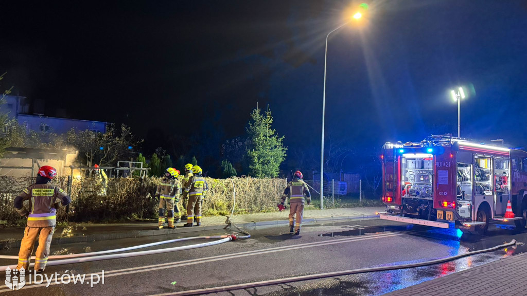 Wieczorny POŻAR na ulicy Prostej w Bytowie