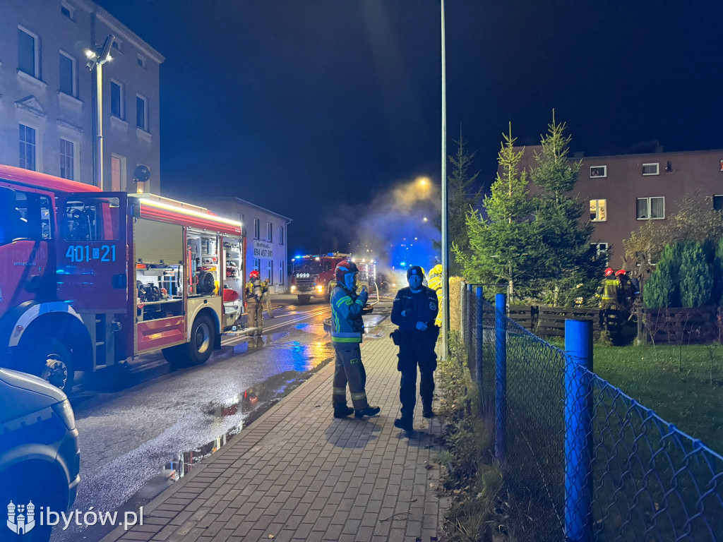 Wieczorny POŻAR na ulicy Prostej w Bytowie