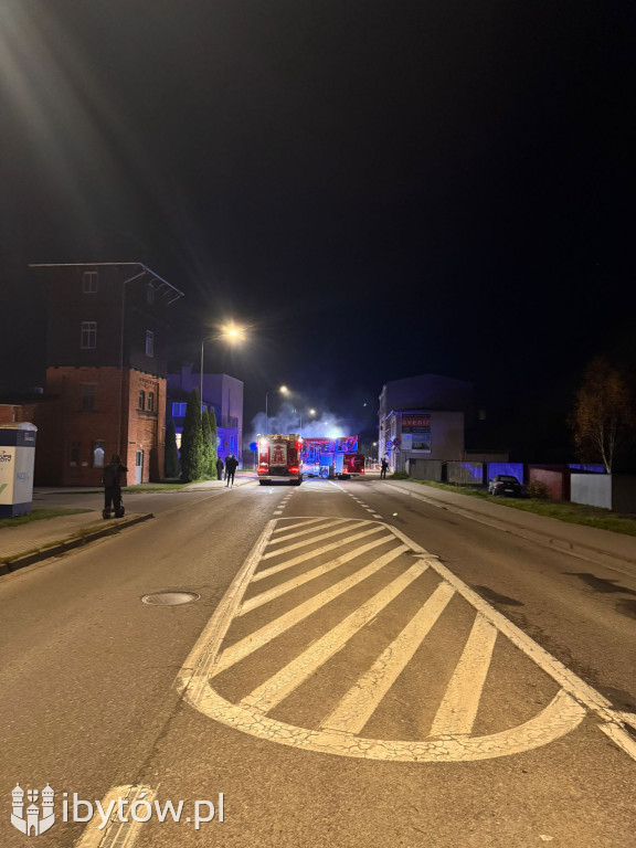 Wieczorny POŻAR na ulicy Prostej w Bytowie