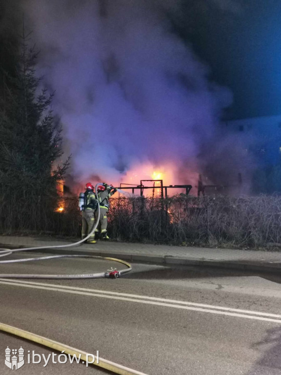 Wieczorny POŻAR na ulicy Prostej w Bytowie