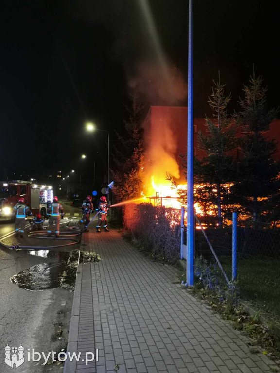 Wieczorny POŻAR na ulicy Prostej w Bytowie