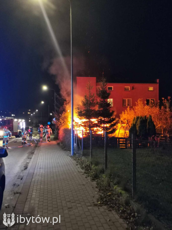 Wieczorny POŻAR na ulicy Prostej w Bytowie