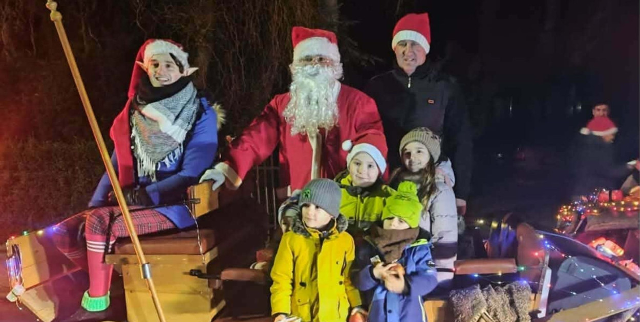Świąteczny przejazd Mikołaja. Orszak wprowadził bożonarodzeniowy KLIMAT