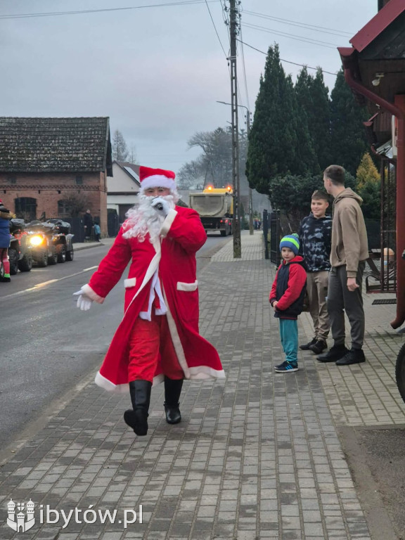 Świąteczny przejazd Mikołaja. Orszak wprowadził bożonarodzeniowy KLIMAT
