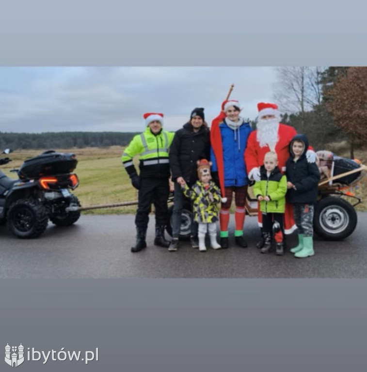 Świąteczny przejazd Mikołaja. Orszak wprowadził bożonarodzeniowy KLIMAT