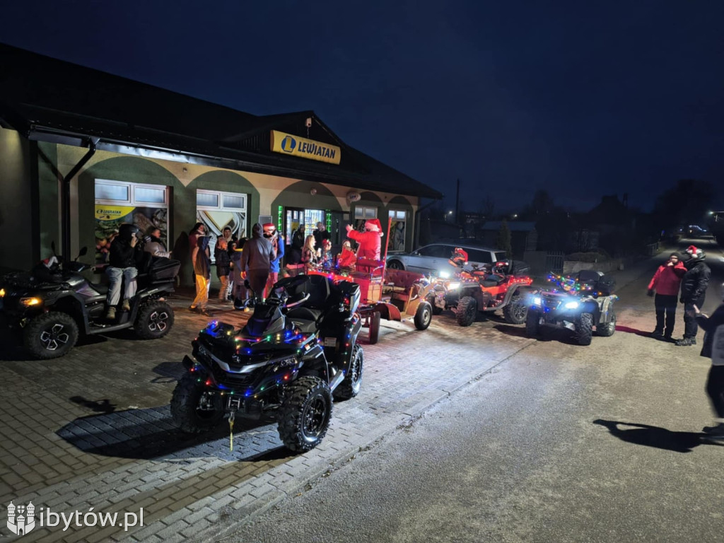 Świąteczny przejazd Mikołaja. Orszak wprowadził bożonarodzeniowy KLIMAT