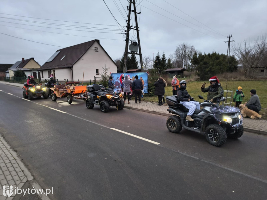 Świąteczny przejazd Mikołaja. Orszak wprowadził bożonarodzeniowy KLIMAT