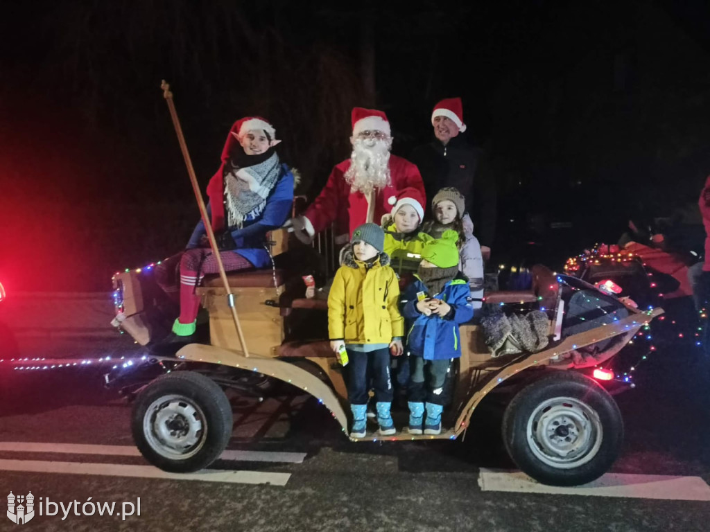 Świąteczny przejazd Mikołaja. Orszak wprowadził bożonarodzeniowy KLIMAT