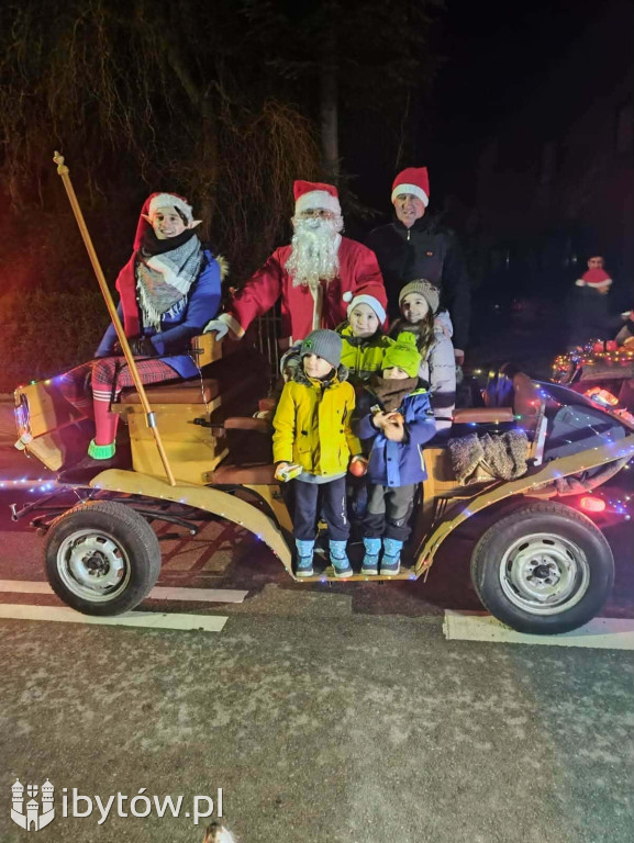 Świąteczny przejazd Mikołaja. Orszak wprowadził bożonarodzeniowy KLIMAT