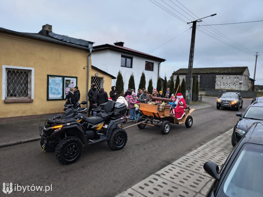 Świąteczny przejazd Mikołaja. Orszak wprowadził bożonarodzeniowy KLIMAT