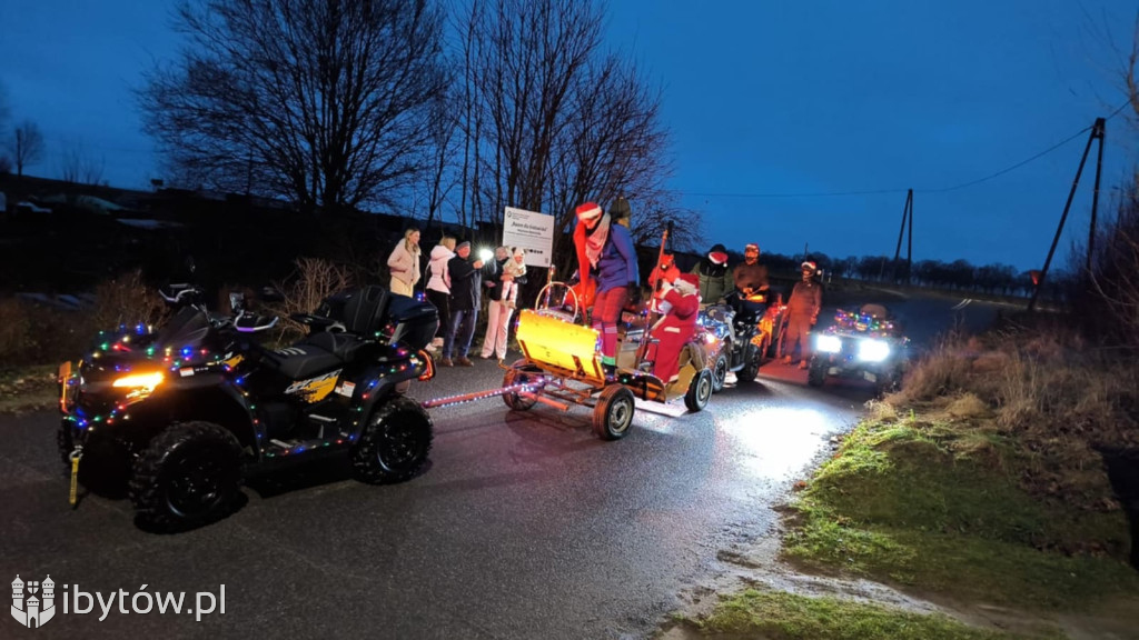 Świąteczny przejazd Mikołaja. Orszak wprowadził bożonarodzeniowy KLIMAT