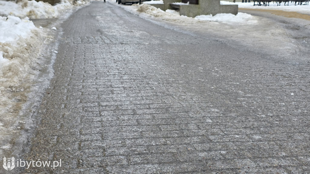 ARMAGEDON na drogach powiatu bytowskiego. Lód sparaliżował ruch