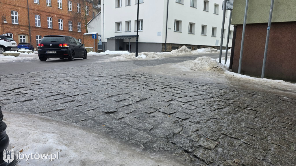 ARMAGEDON na drogach powiatu bytowskiego. Lód sparaliżował ruch
