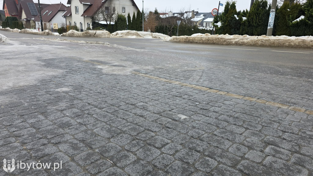 ARMAGEDON na drogach powiatu bytowskiego. Lód sparaliżował ruch